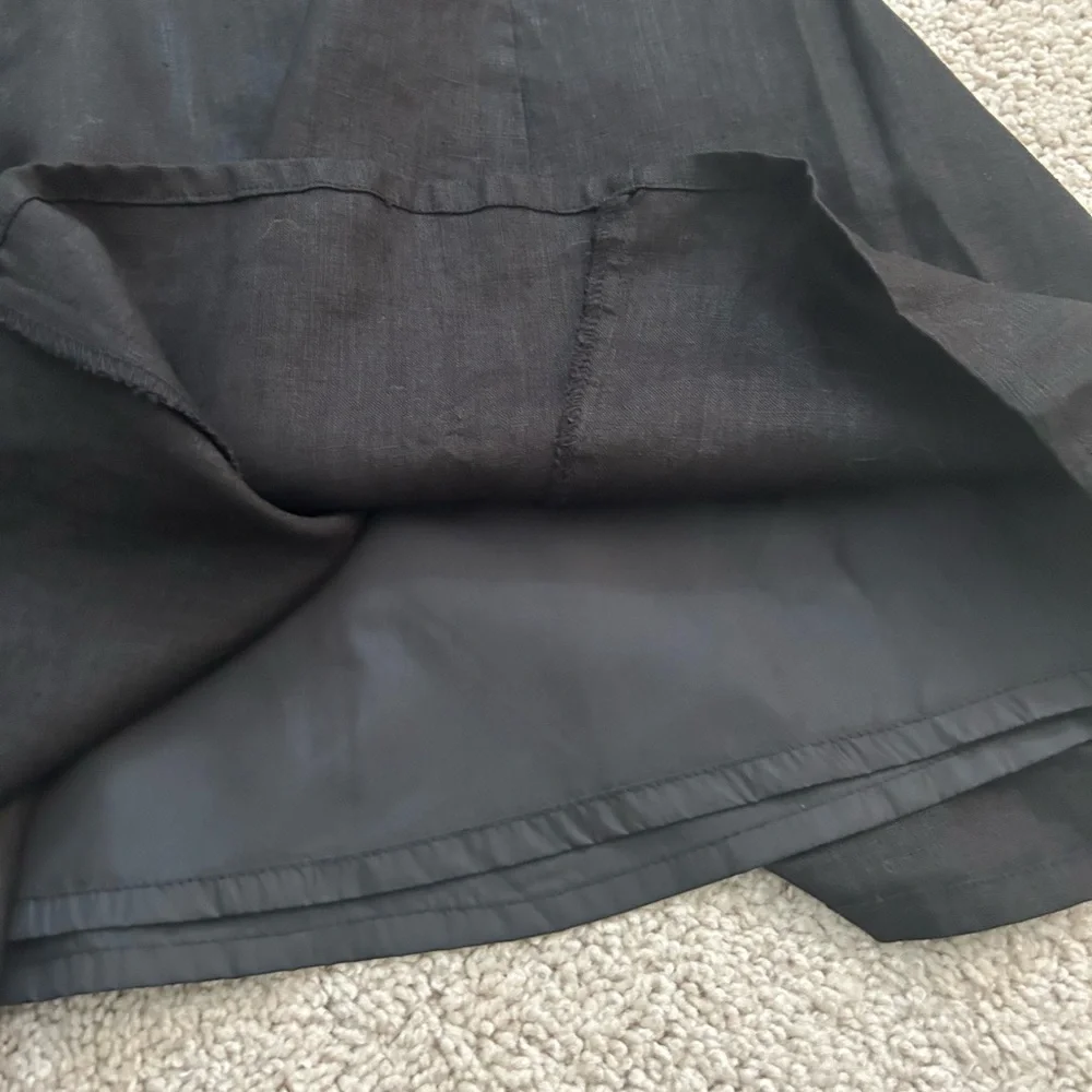 H&M Women’s flowing flare black skirt in size 4. Lined